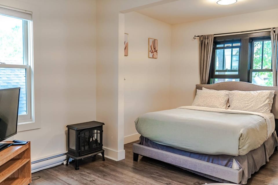 Historical Building 1br 1ba Walk To Rogers Place Apartment in Edmonton