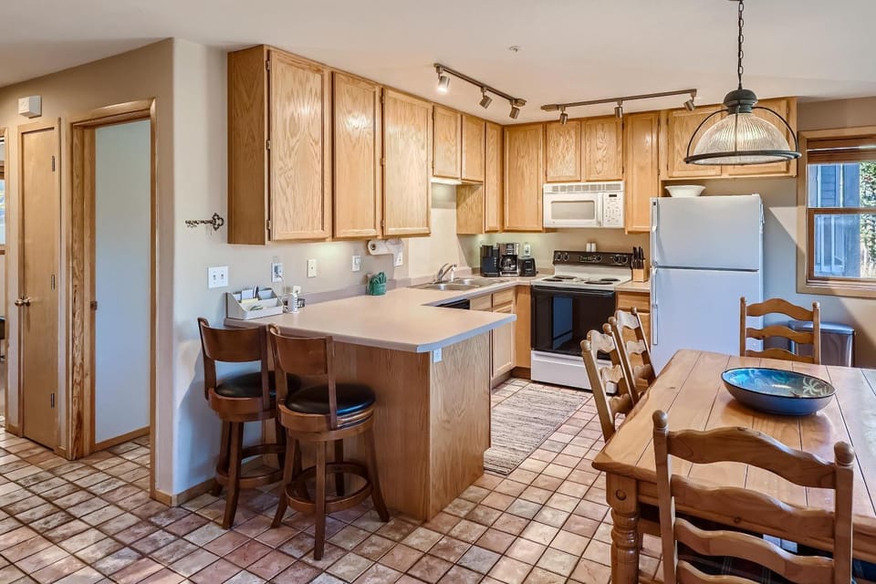 Kitchen or kitchenette, Dining area, oven