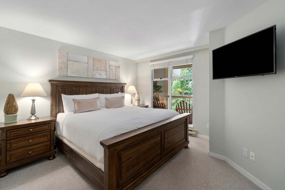 Woodrun Lodge 514 | Ski-In Ski-Out Condo w/ Pool, Hot Tub, Free Parking, Wifi & Laundry House in Whistler