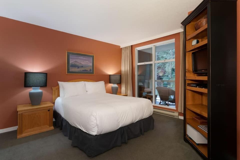 Woodrun Lodge 416 | Family Ski-In Ski-Out Condo, Hot Tub, Heated Pool, Parking & Laundry House in Whistler