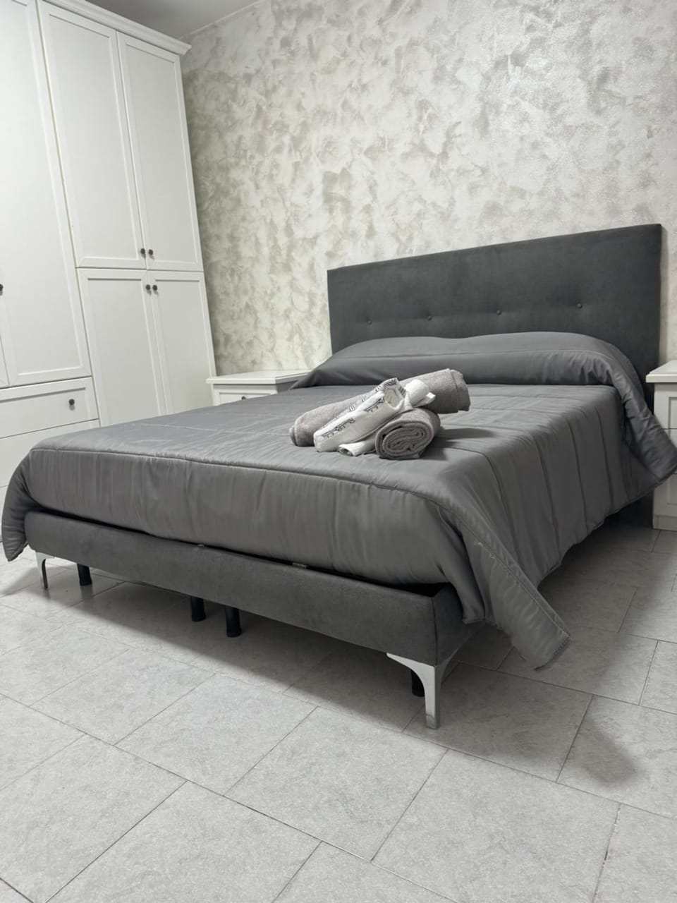 Bed, Photo of the whole room, Bedroom, towels