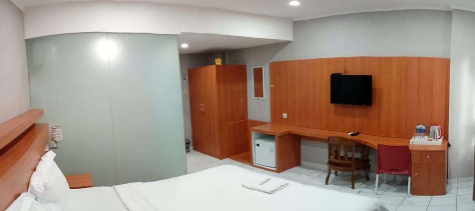 Bed, TV and multimedia, Bedroom