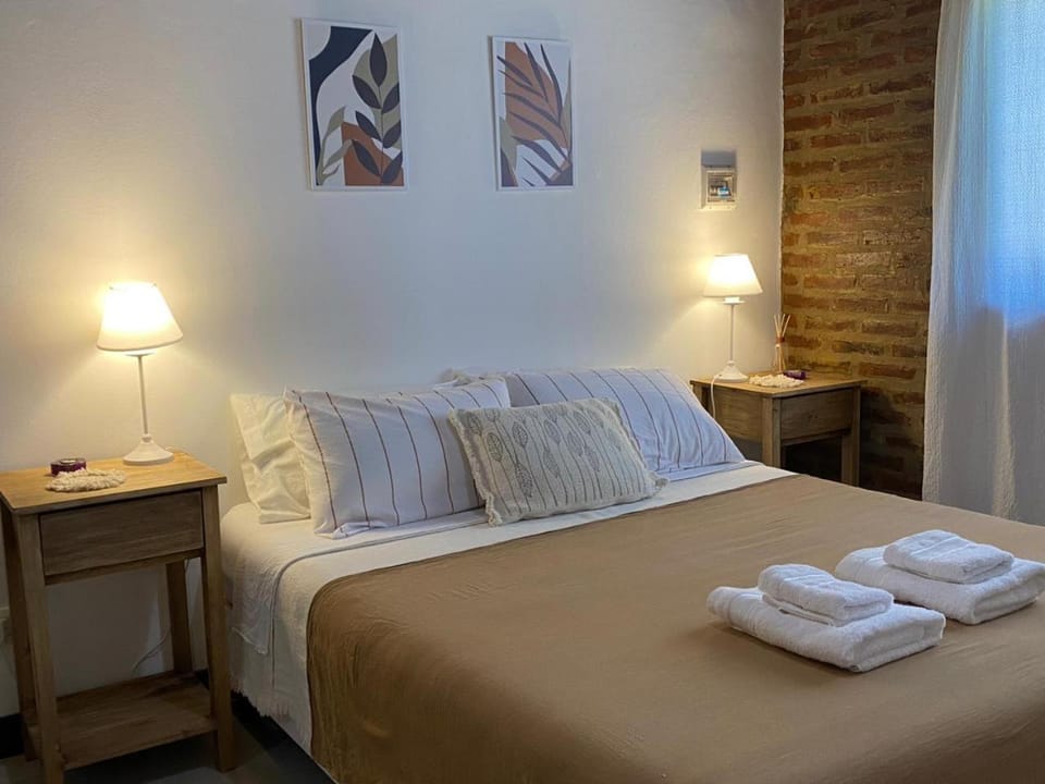 Bed, Bedroom, towels