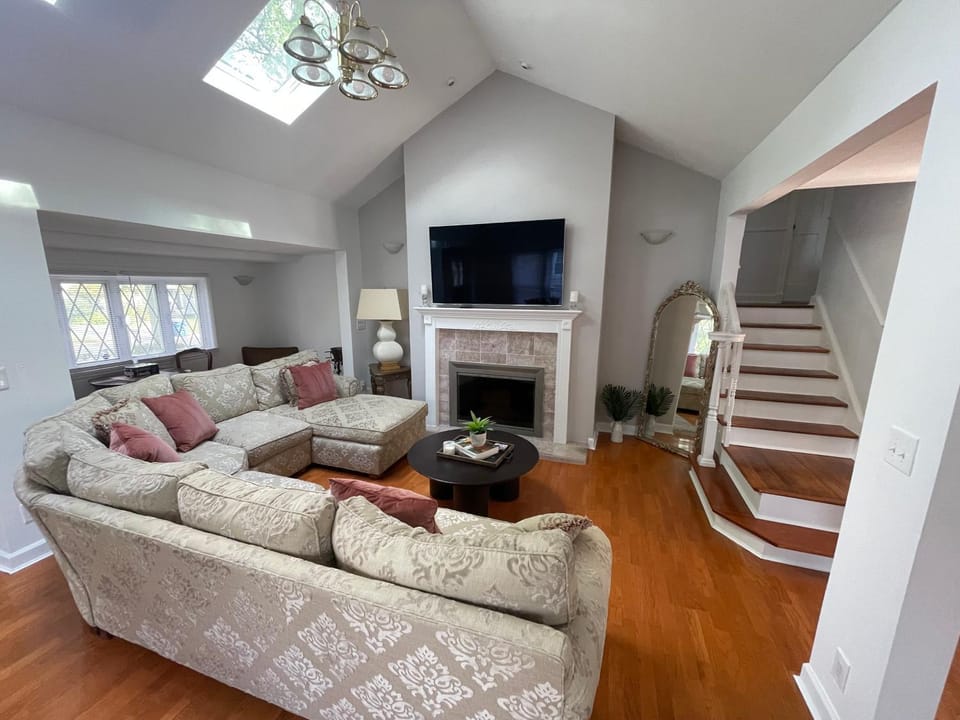 Communal lounge/ TV room, TV and multimedia, Living room, Seating area, Evening entertainment
