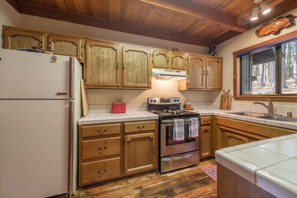 3BR Tahoe Donner Cabin with HOA Perks like Pools Hot-Tub Minutes to Trails Lake Golf Cabin in Truckee
