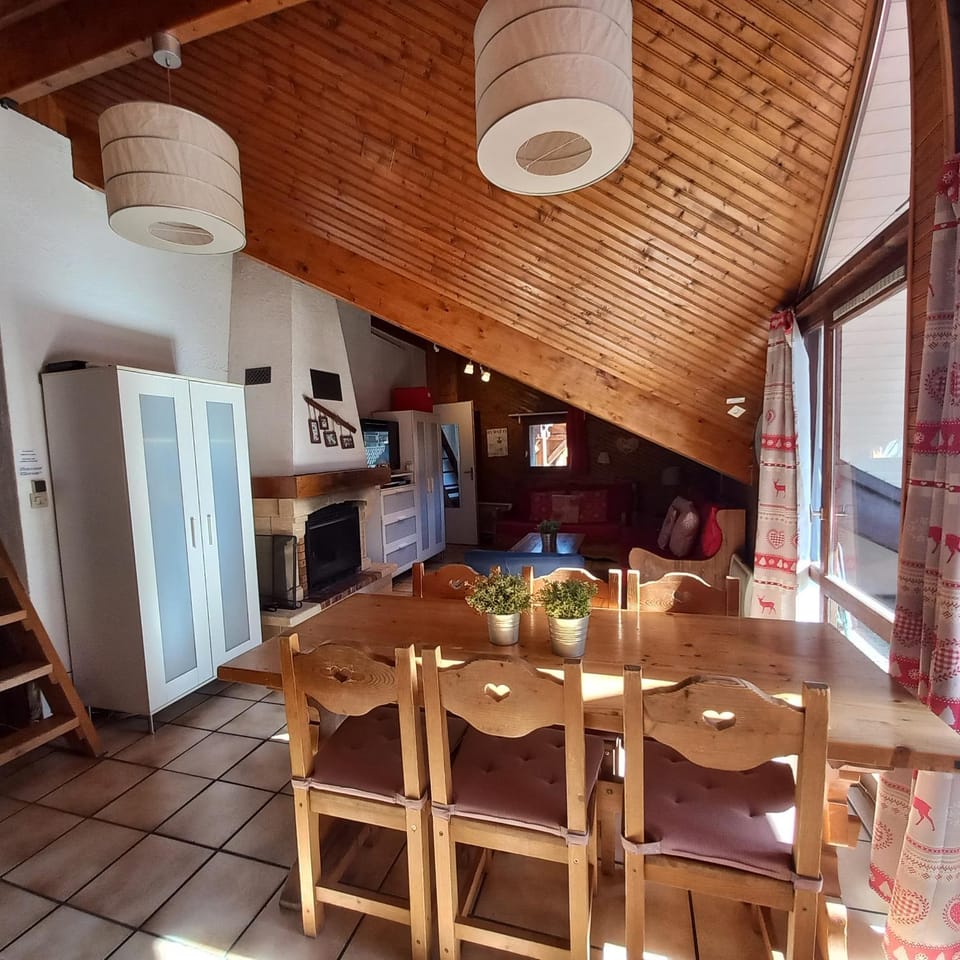 Living room, Seating area, Dining area, fireplace