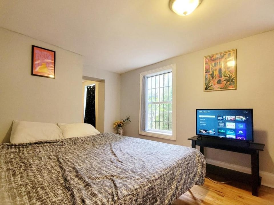 Budget Bed Room near Downtown Inner Harbor w Free Parking Bed and Breakfast in Baltimore