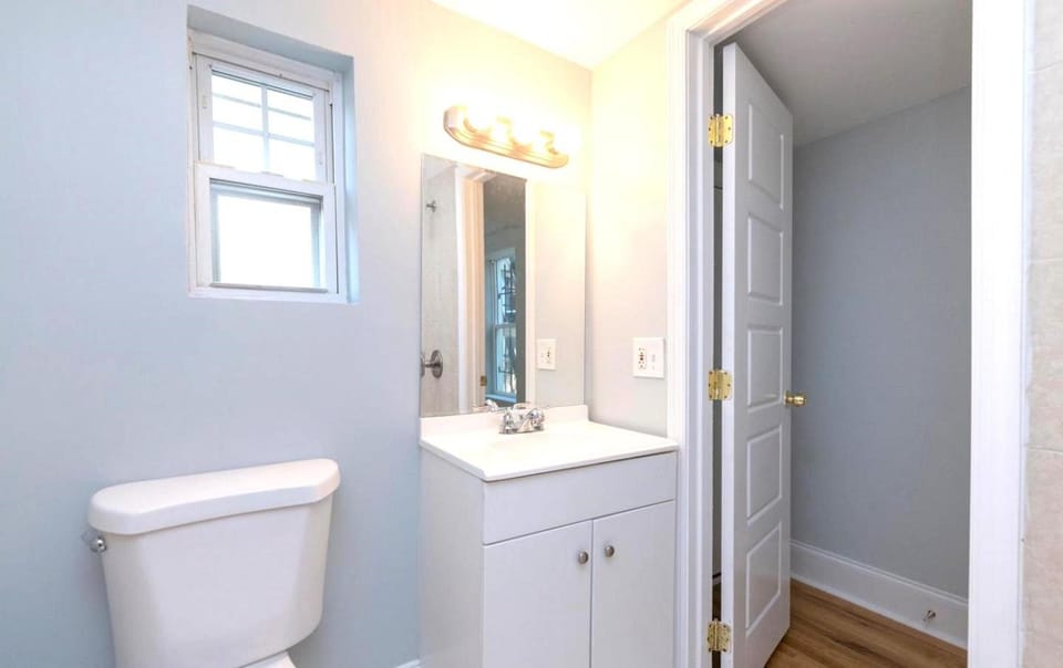Budget Bed Room near Downtown Inner Harbor w Free Parking Bed and Breakfast in Baltimore