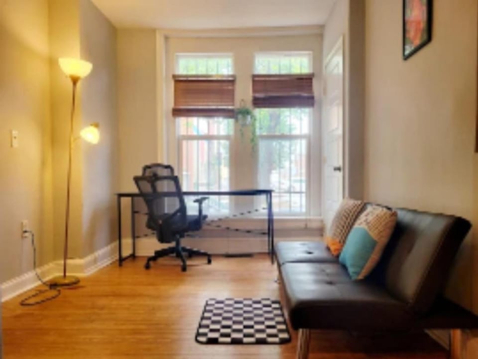 Budget Bed Room near Downtown Inner Harbor w Free Parking Bed and Breakfast in Baltimore