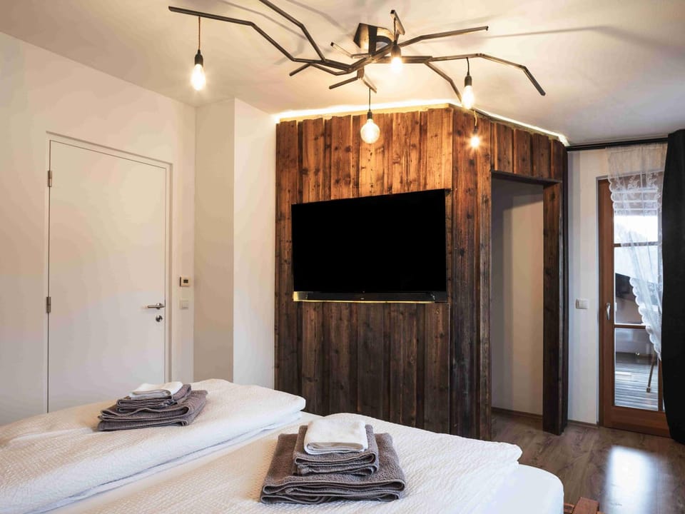 Bedroom, Entertainment