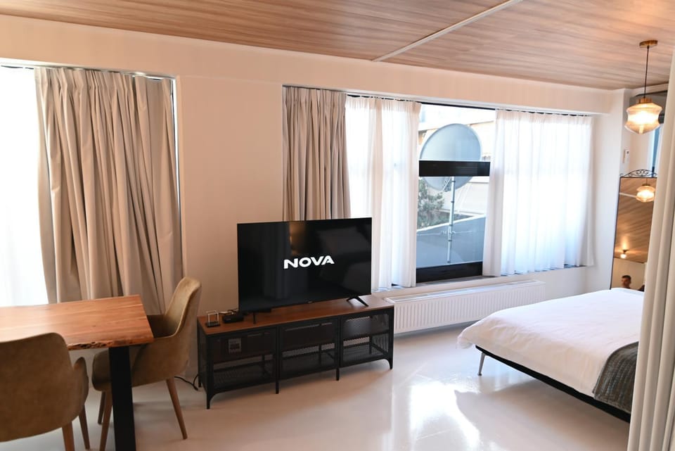 TV and multimedia, Photo of the whole room, Seating area, Bedroom