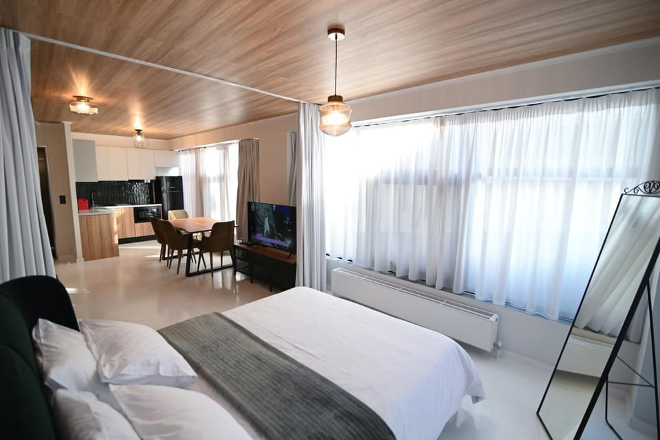 Bed, TV and multimedia, Photo of the whole room, Bedroom