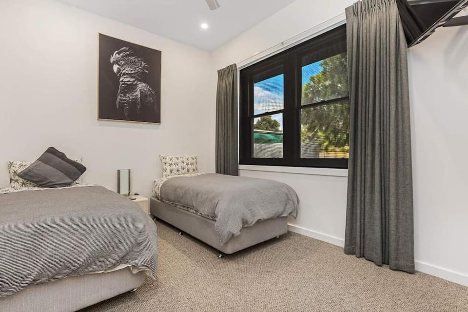 COSY RETREAT ON FOREST --- Offering 3 Comfortable Bedrooms - Sleeps Up to 6 - Please Note - If Booking for 5 or more guests all 3 rooms will be required House in Bendigo