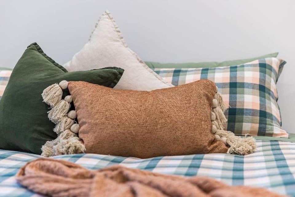 COSY RETREAT ON FOREST --- Offering 3 Comfortable Bedrooms - Sleeps Up to 6 - Please Note - If Booking for 5 or more guests all 3 rooms will be required House in Bendigo