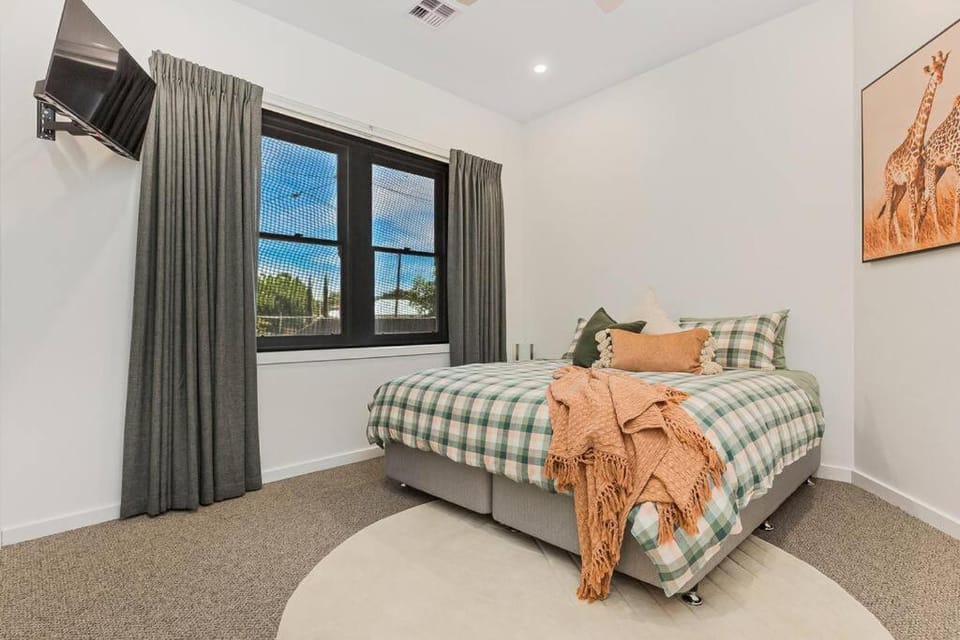 COSY RETREAT ON FOREST --- Offering 3 Comfortable Bedrooms - Sleeps Up to 6 - Please Note - If Booking for 5 or more guests all 3 rooms will be required House in Bendigo