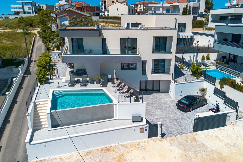Property building, Neighbourhood, Swimming pool
