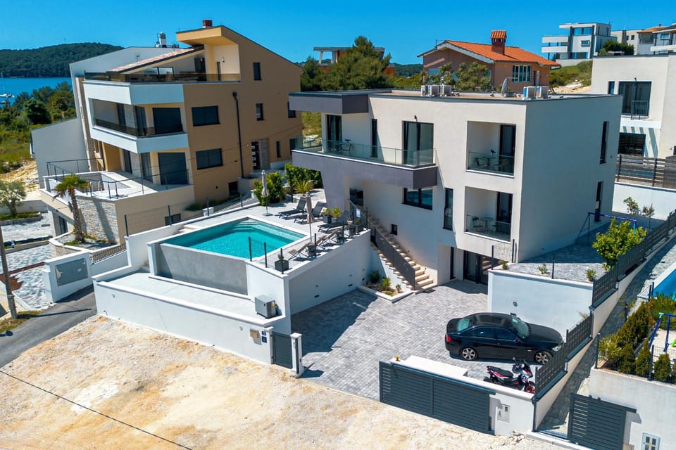 Property building, Bird's eye view, Swimming pool