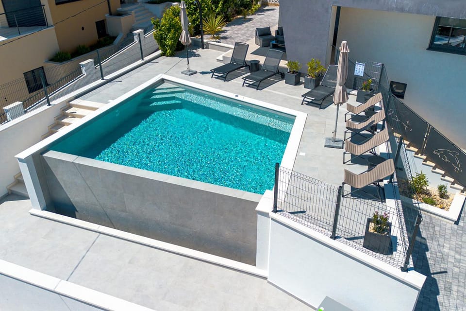 Swimming pool, sunbed