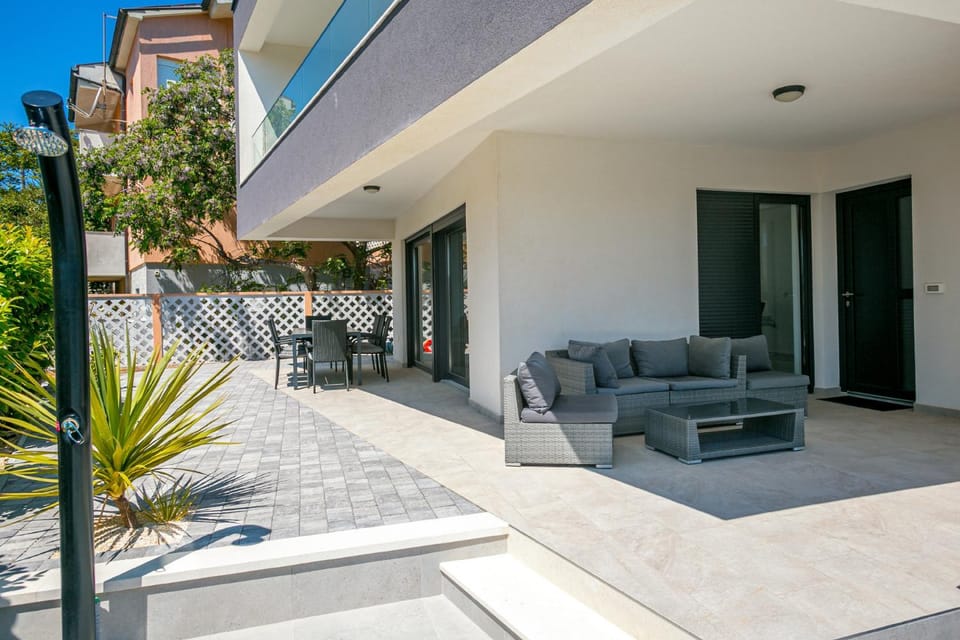 Property building, Patio, Balcony/Terrace, Seating area