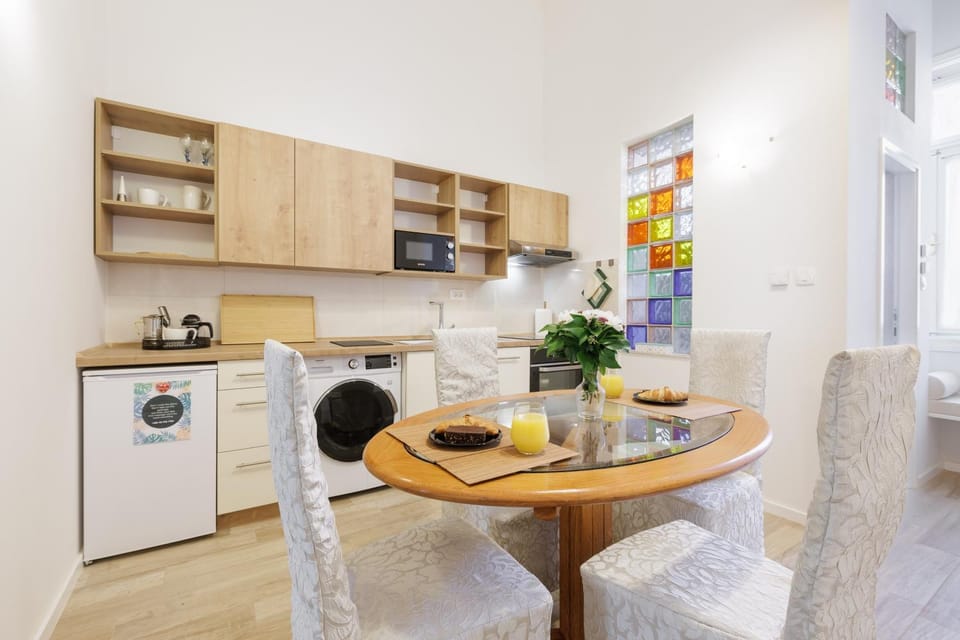 Kitchen or kitchenette, Dining area