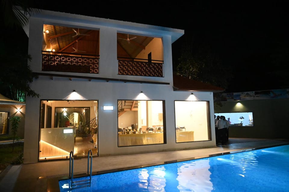 Restaurant/places to eat, Pool view