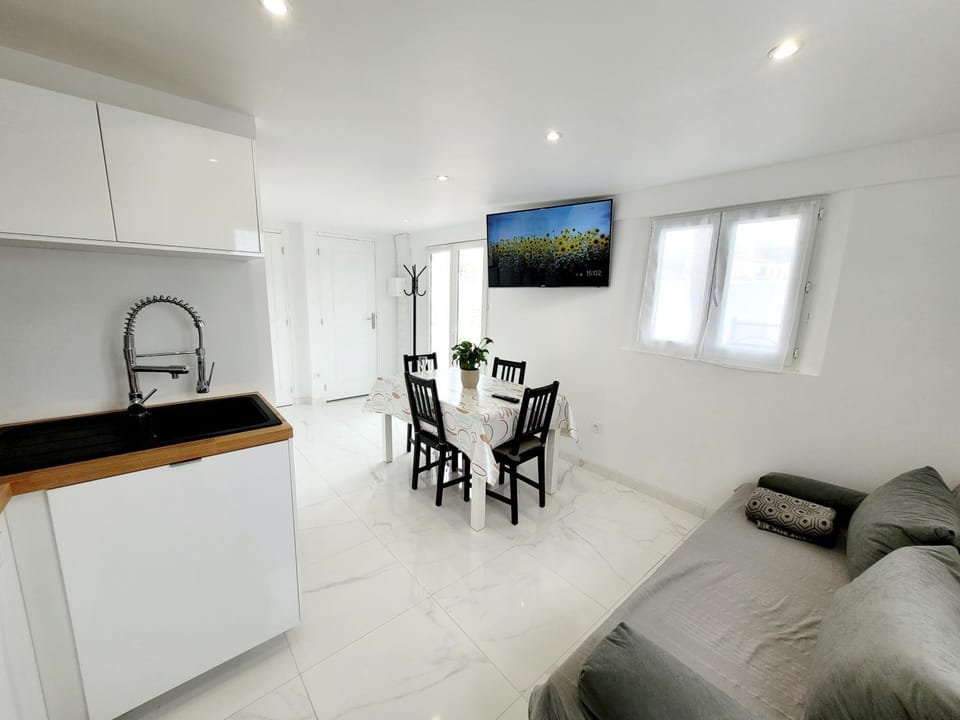 Magnifique logement indépendant "Les Coquelicots", terrasse proche des plages et Montpellier Apartment in Montpellier