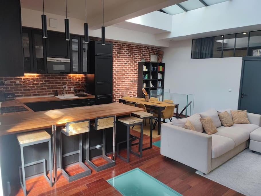 Kitchen or kitchenette, Living room, Seating area, Dining area