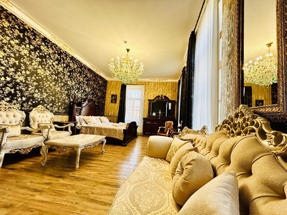 Bed, Living room, Photo of the whole room, Seating area, Bedroom