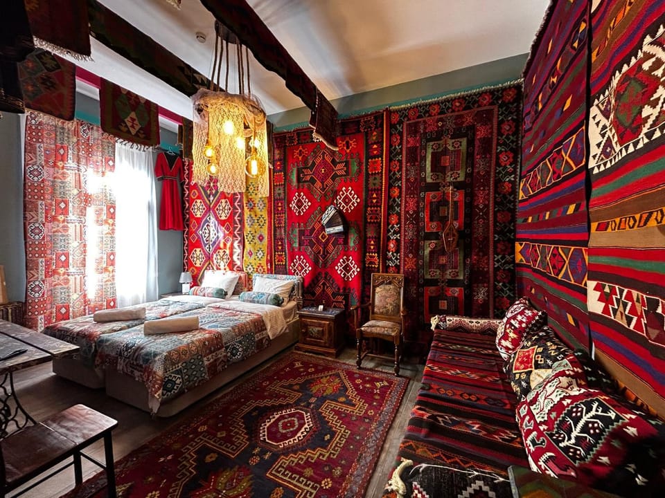 Bed, Living room, Photo of the whole room, Seating area, Bedroom
