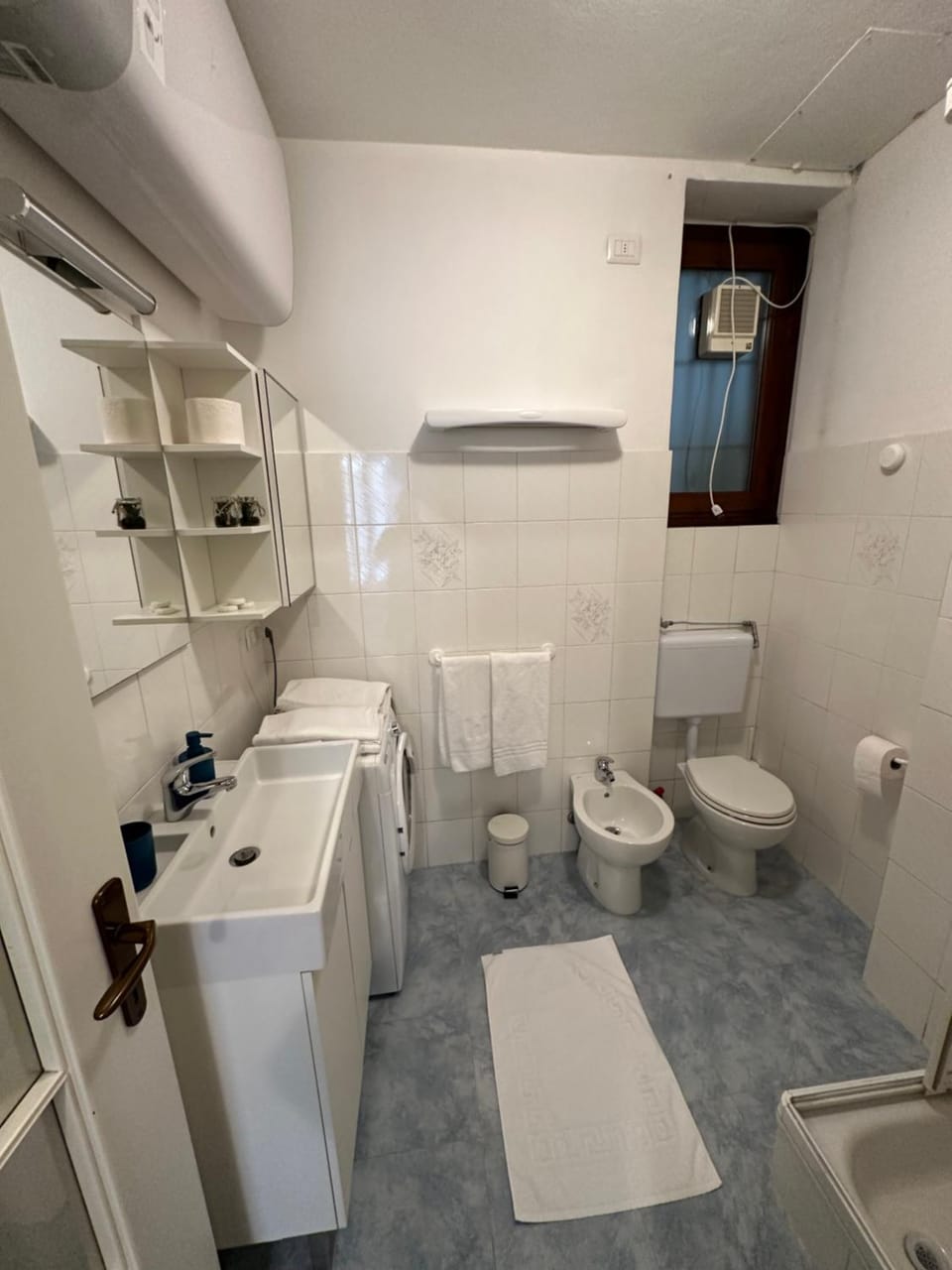 Shower, Toilet, Bathroom, bidet, towels