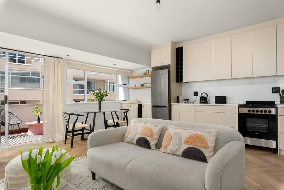View (from property/room), View (from property/room), Balcony/Terrace, Living room, Food and drinks, Decorative detail, Decorative detail, Seating area, Dining area, Food, City view, City view, Inner courtyard view, internet, internet, toaster, kitchen