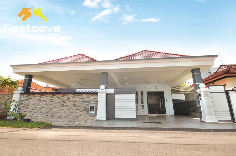 Property building, Facade/entrance, Day