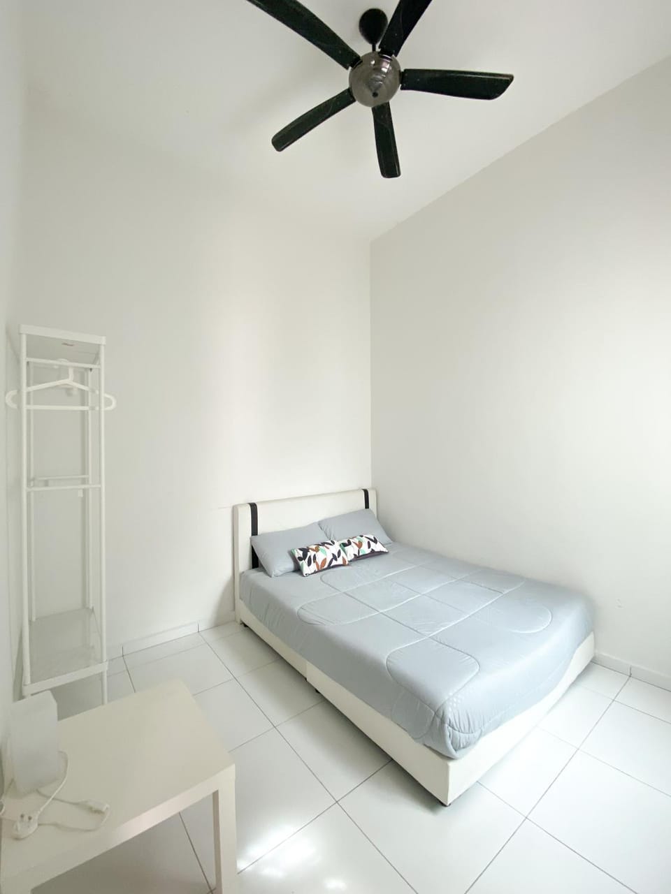 Bed, Photo of the whole room, Bedroom, fireplace, towels, air conditioner