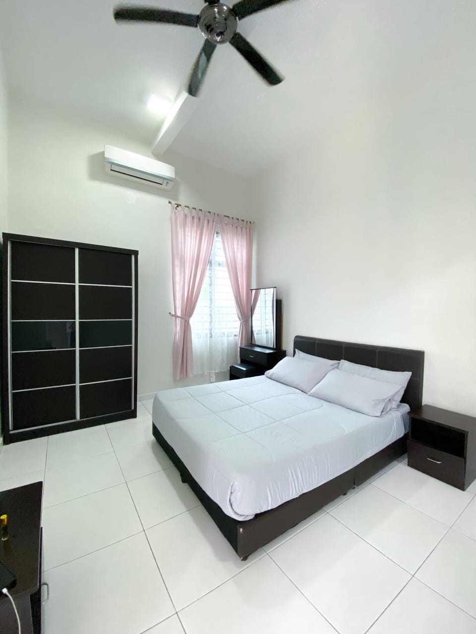 Bed, Photo of the whole room, Bedroom, fireplace