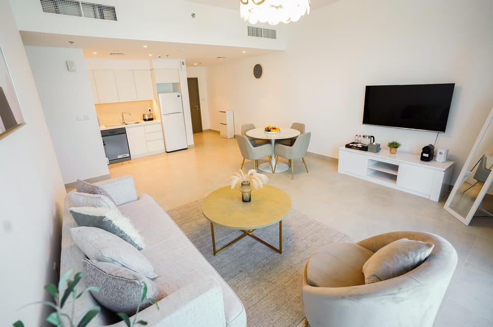 TV and multimedia, Kitchen or kitchenette, Living room, Seating area, Dining area