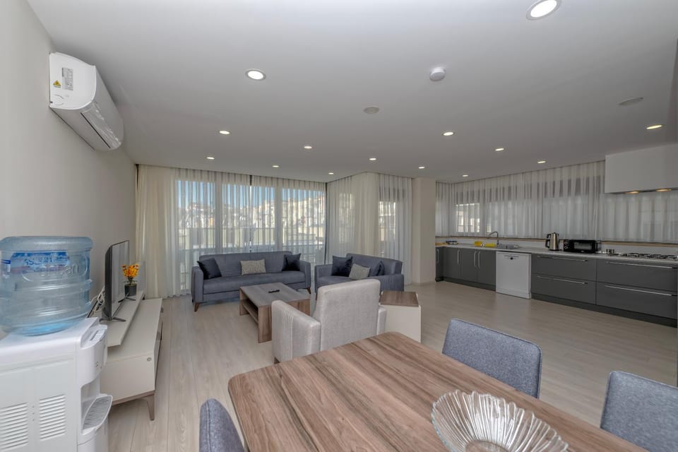 TV and multimedia, Kitchen or kitchenette, Living room, Seating area, Dining area, air conditioner