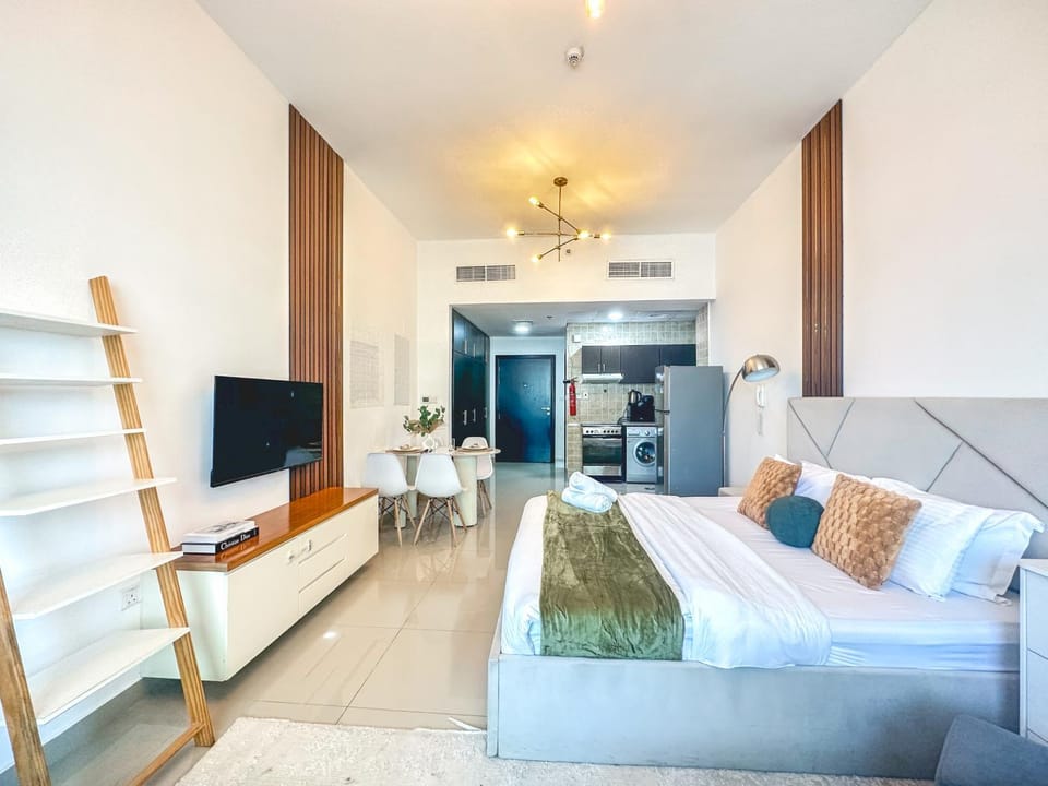 Communal lounge/ TV room, Bed, TV and multimedia, Living room, Photo of the whole room, Seating area, Evening entertainment, Bedroom