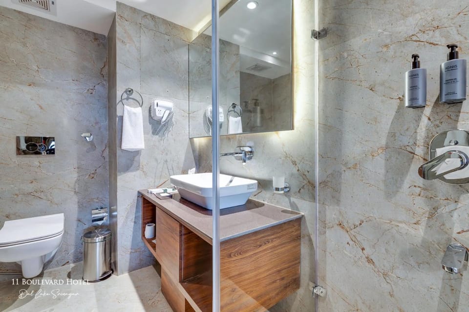 Toilet, Bathroom, towels