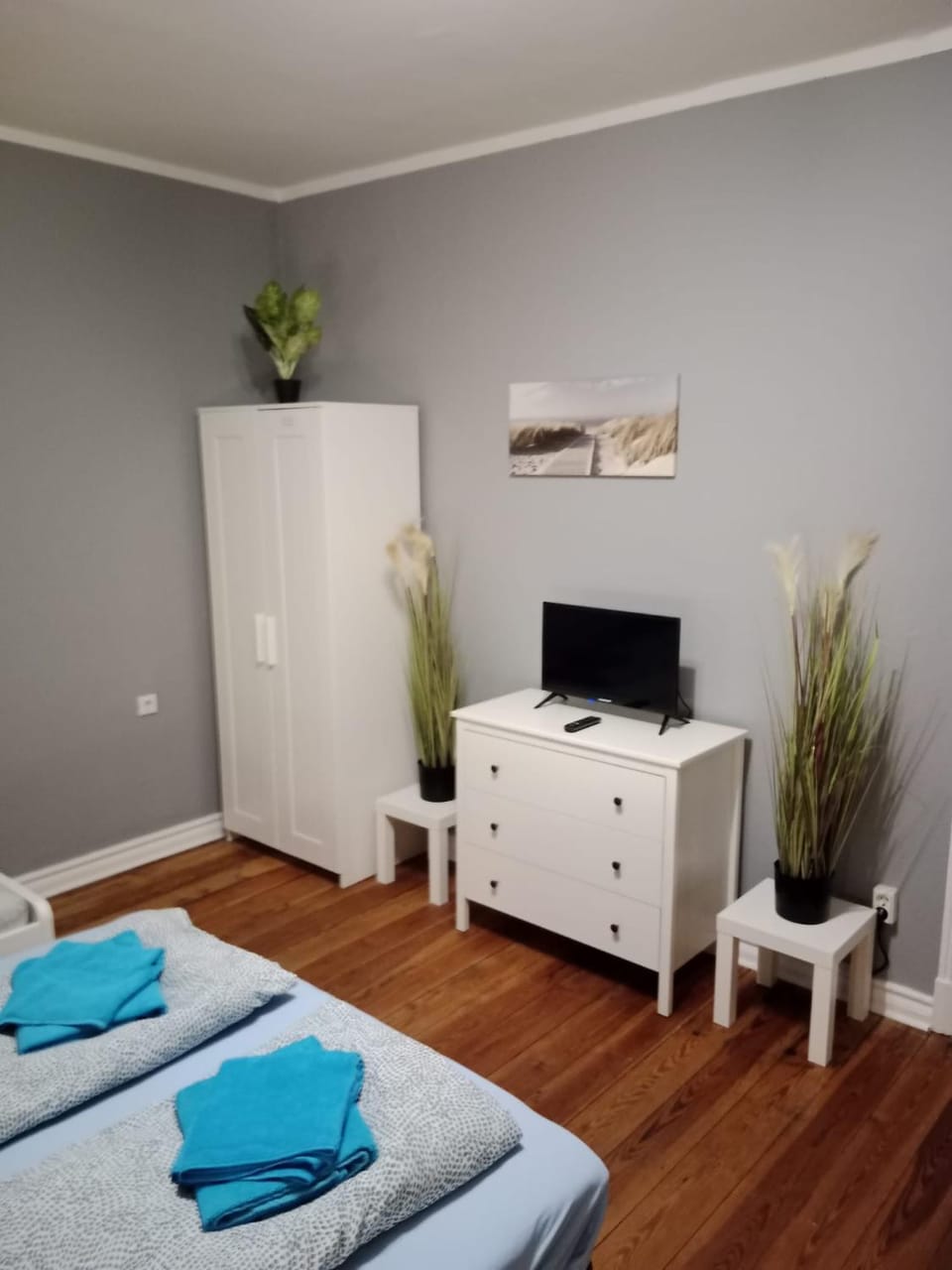 Bed, TV and multimedia, Photo of the whole room, Bedroom, towels