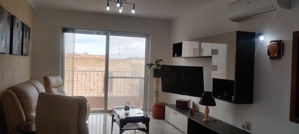 TV and multimedia, Living room, Seating area, Evening entertainment, air conditioner