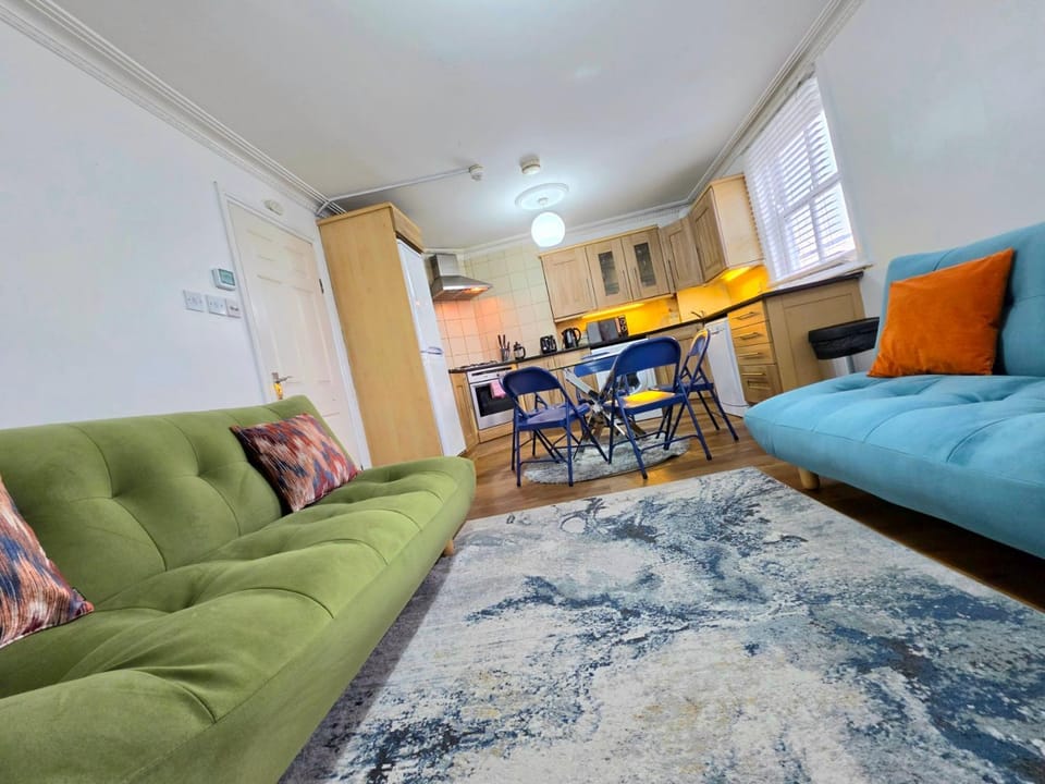 Kitchen or kitchenette, Living room, Seating area, Dining area