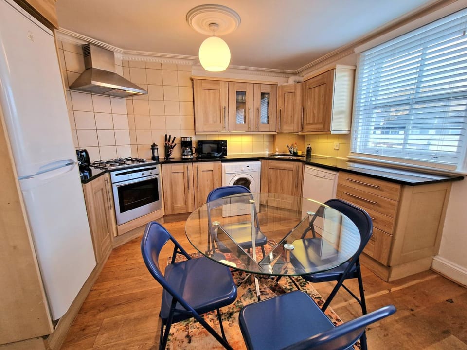 Kitchen or kitchenette, Dining area, dishwasher, minibar, pet friendly, stove, toaster