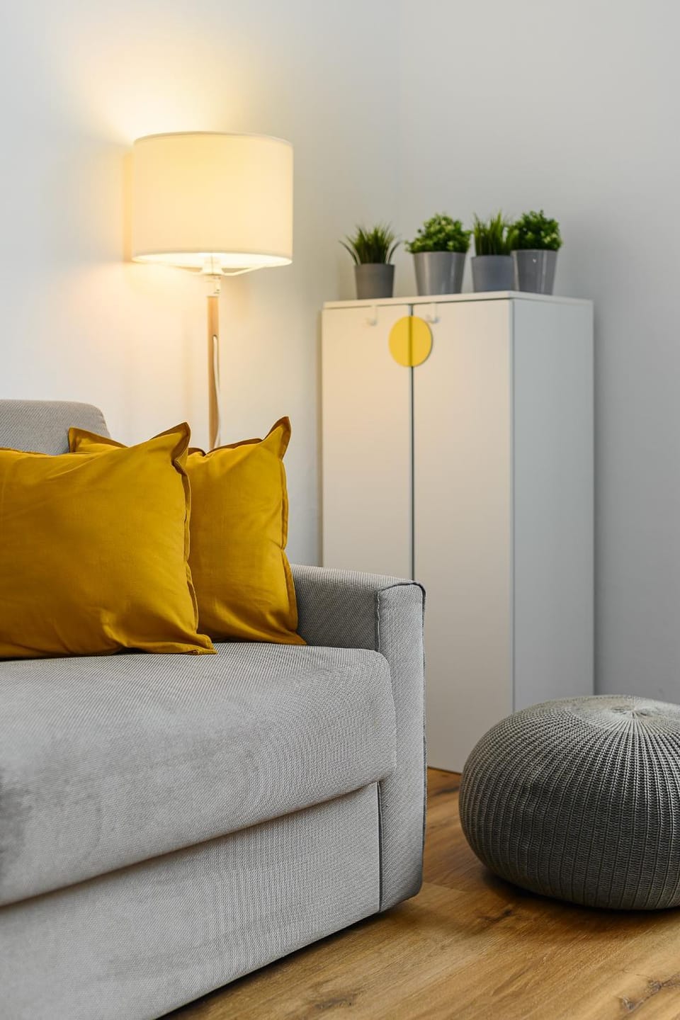 Bed, Living room, Decorative detail, Seating area, Bedroom, wardrobe