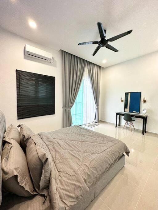 Bedroom, fireplace, air conditioner