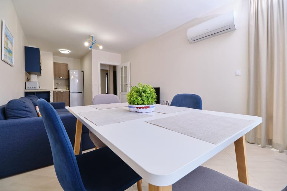 TV and multimedia, Kitchen or kitchenette, Living room, Seating area, Dining area, air conditioner