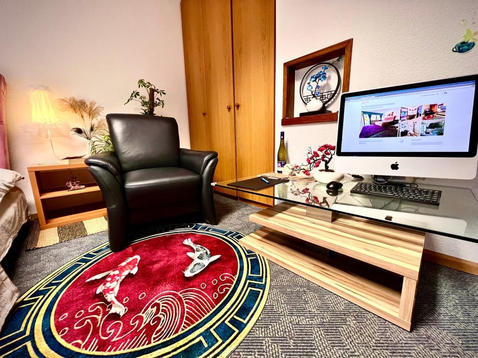 Communal lounge/ TV room, TV and multimedia, Living room, Seating area, Evening entertainment, hair dresser