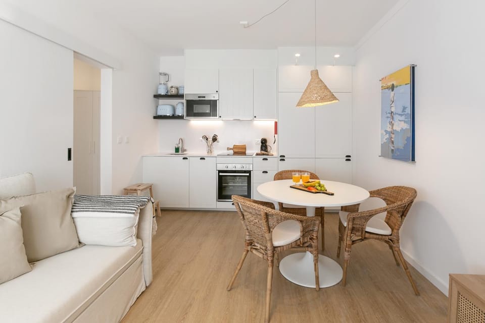 Kitchen or kitchenette, Living room, Food and drinks, Seating area, Dining area, Food, minibar, pet friendly, stove