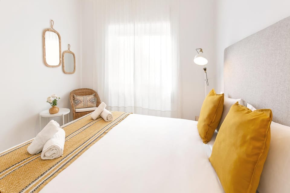 Bed, Photo of the whole room, Decorative detail, Bedroom, towels