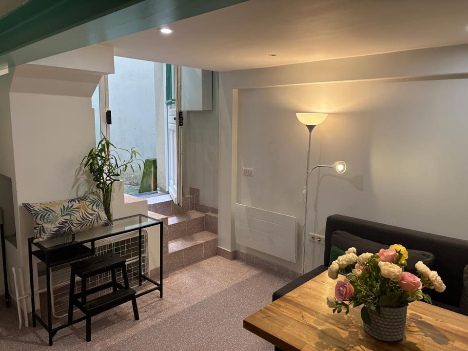 Duplex Marais - Steps from Pompidou Aldaro Apartment in Paris
