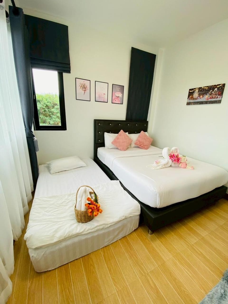 Bed, Photo of the whole room, Bedroom, towels
